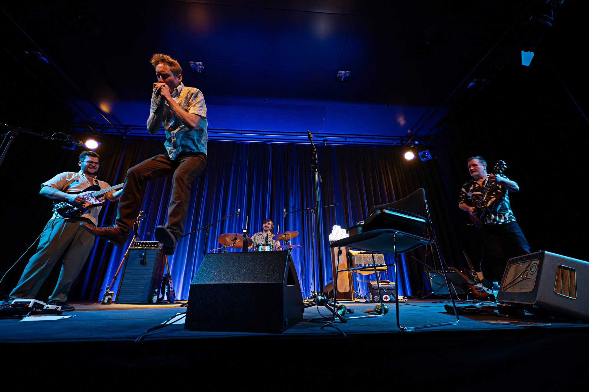 Die Band live auf einer blau beleuchteten Bühne